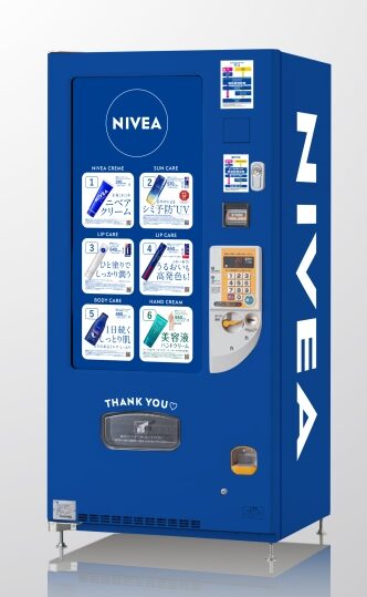 旅のお供にニベアはいかが？日本初！ 東京駅に「NIVEA自販機」登場